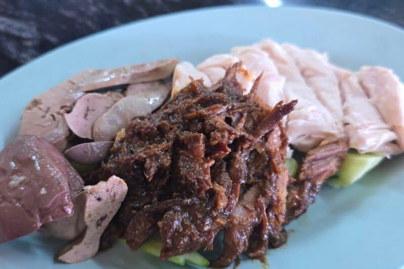 มงคลชัย ข้าวมันไก่: ร้านข้าวมันไก่ที่ “เนื้ออบ” อร่อยจนไก่ต้องยอม!