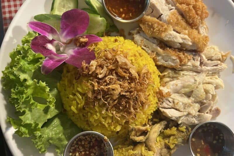 หวังบู่ ข้าวหมกไก่: ร้านที่ไม่ได้ขายข้าวหมก แต่ขายความทรงจำที่กินได้!