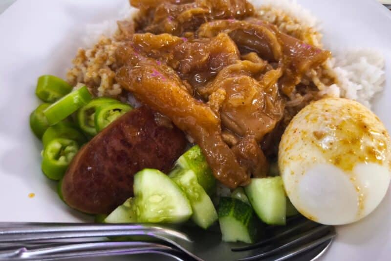 เนื้อวัวรสเยี่ยม เชียงราย: เมนูเด็ดที่เอาข้าวแกงกะหรี่เอ็นมากินคู่เกาเหลา!