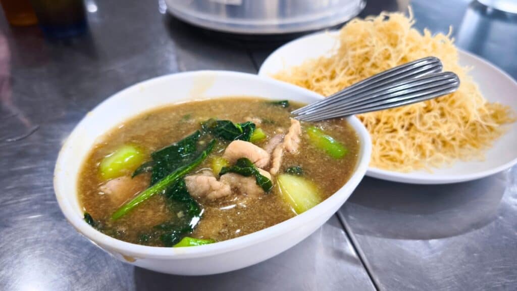 หมี่ขาวกรอบราดหน้า ราดหน้าเมืองทอง ยอดผักเมืองทอง