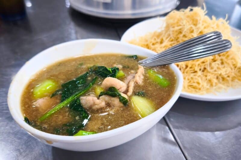 ยอดผักเมืองทอง: ร้านที่เปลี่ยนหมี่ขาวกรอบธรรมดาให้เป็นตำนาน!