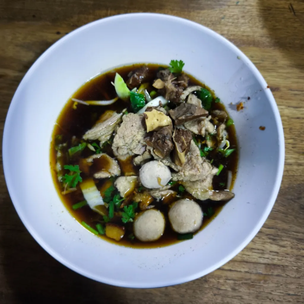 ก๋วยเตี๋ยวเนื้อเปื่อย แดงโอชา สันป่าข่อย ชามใหญ่ น้ำซุปใส น่ากิน